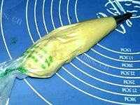 DIY蛋白薄脆饼做法图解7)