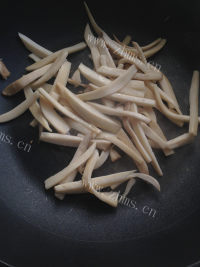 香喷喷的干煸杏鲍菇做法图解3)