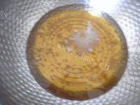 自制豆沙蛋黄月饼做法图解2)