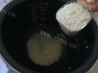 美味的香菇鸡肉煲仔饭做法图解5)