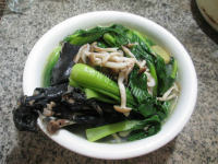 美味的蟹味菇青菜乌鸡汤做法图解10)