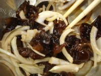 家常菜洋葱拌木耳做法图解5)