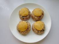 美味的咸蛋蒸肉饼做法图解7)