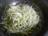 家常菜凉拌西葫芦做法图解2)