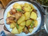 家常菜土豆焖肉