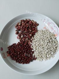 五味俱全的红豆薏米汤做法图解1)
