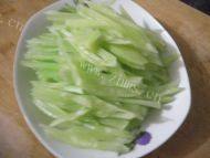 美味的莴笋炒肉做法图解1)