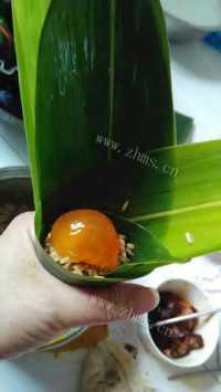 自制咸蛋黄鲜肉粽做法图解5)