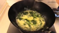口感丰富的菠菜蛋花汤做法图解10)