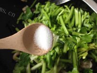芹菜木耳炒肉丝做法图解6)