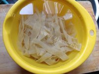美味的豆角叶烩凉皮做法图解2)