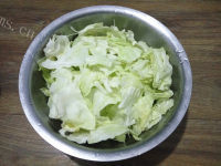 色香味俱全的手撕包菜做法图解1)
