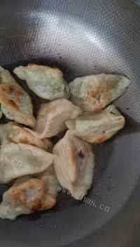 美味的油煎水饺做法图解4)
