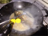 妈妈最爱的红烧鲫鱼做法图解8)