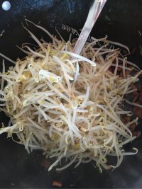 鲜美可口的豆芽炒肉做法图解4)