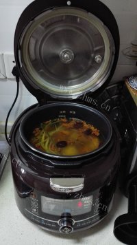 美味的胡萝卜排骨汤做法图解6)