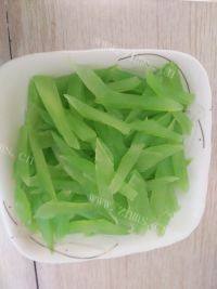爽口的凉拌莴笋丝做法图解5)