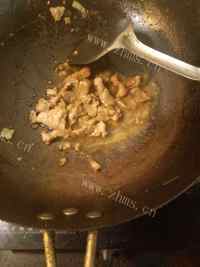 好吃的豆腐泡炒肉片做法图解4)