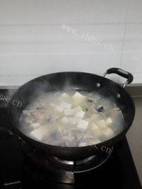 养颜的安康鱼炖豆腐做法图解5)