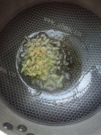 玉盘珍馐的香菇青菜面做法图解3)