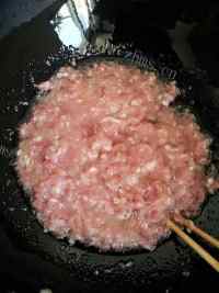 美味的猪肉芹菜包子做法图解4)