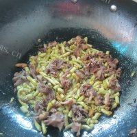 家常菜酸豆角炒鸭胗做法图解5)