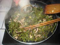 常吃不腻的肉丝炒蕨菜做法图解11)