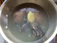 热腾腾的猴头菇乌鸡汤做法图解4)
