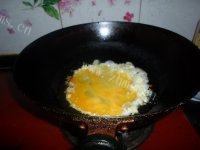饱满的蒜黄炒鸡蛋做法图解4)