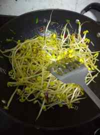 诱人的豆芽粉丝做法图解3)