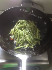 家常菜干煸四季豆做法图解8)