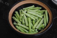 鲜美可口的沙蟹汁焖豆角做法图解1)