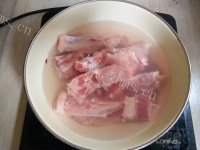 营养健康的茶树菇排骨头汤做法图解3)