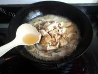 奶白色龙头鱼滚豆腐做法图解8)