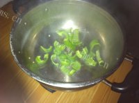 家常菜青椒炒豆腐皮做法图解5)