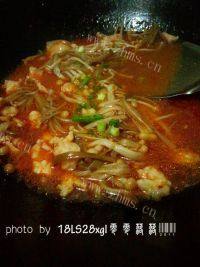 美味的金针菇肉片汤
