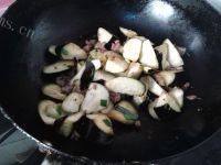 家常菜肉末茄子做法图解6)