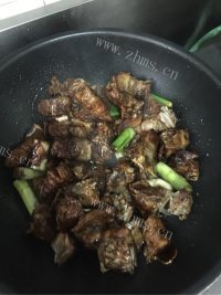 特下饭的排骨炖藕做法图解2)