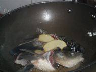 热腾腾的鱼头豆腐汤做法图解4)