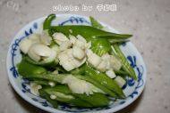 家常菜长豆角炒茄子做法图解1)