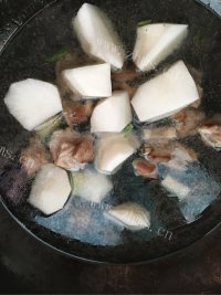 营养丰富的羊肉炖萝卜做法图解6)