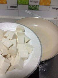 家庭版虾仁豆腐做法图解3)