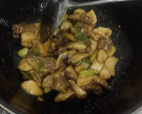美味的杏鲍菇焖鸭肉做法图解7)
