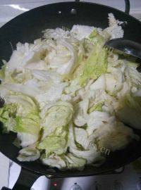 家常菜土豆炖白菜做法图解1)