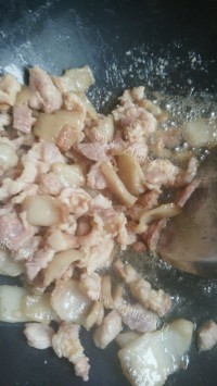 香气浓郁的辣椒炒肉做法图解4)