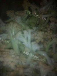 美味的花菜炒肉做法图解2)