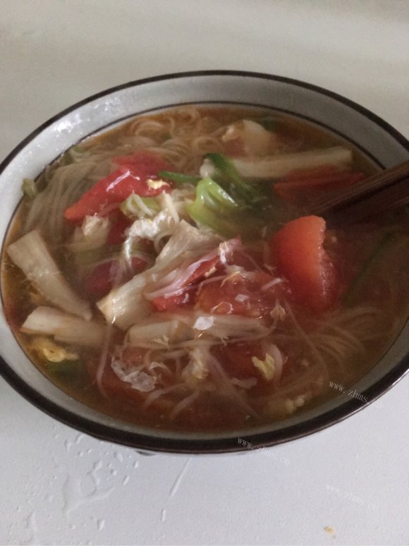 色泽鲜亮的西红柿鸡蛋面