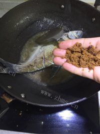 自制红烧野生鳊鱼做法图解5)