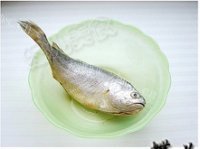 家常菜酱烧黄花鱼做法图解1)