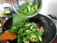 家常菜肉片炒芥兰做法图解7)